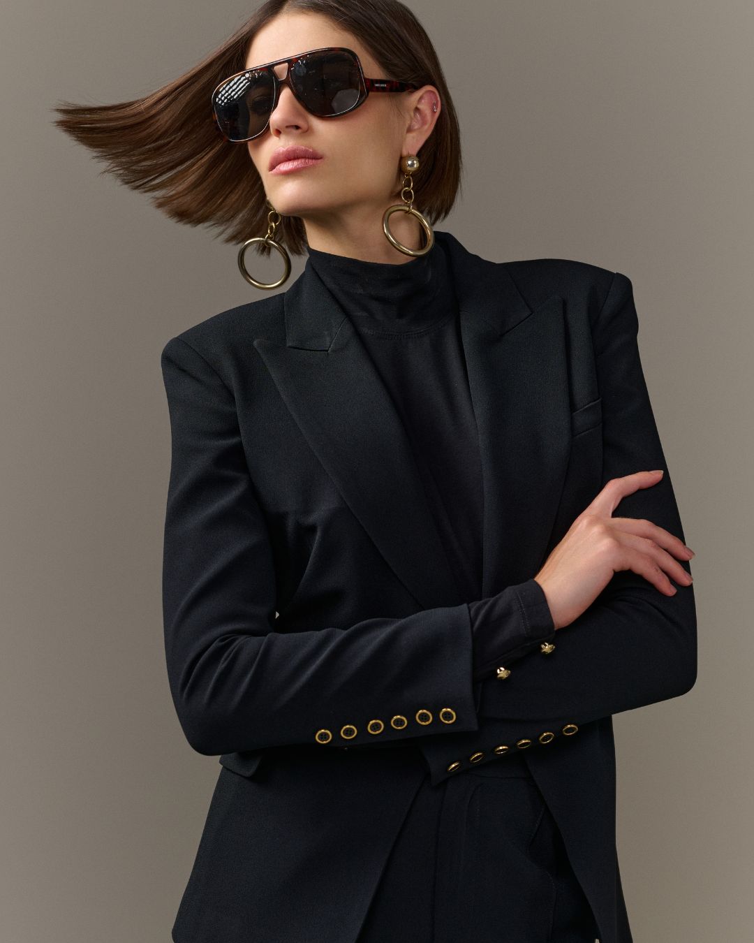 Blazer feminino de alfaiataria com detalhes metálicos dourados nos punhos AMMIS