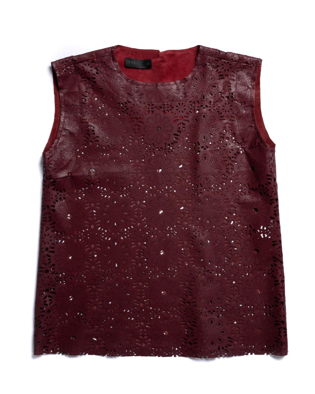 Blusa feminina em couro legítimo de cabra, com perfuração a laser floral, modelagem reta e acabamento sofisticado.