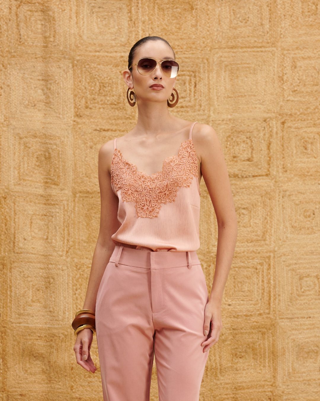 Blusa feminina duna com renda da AMMIS.