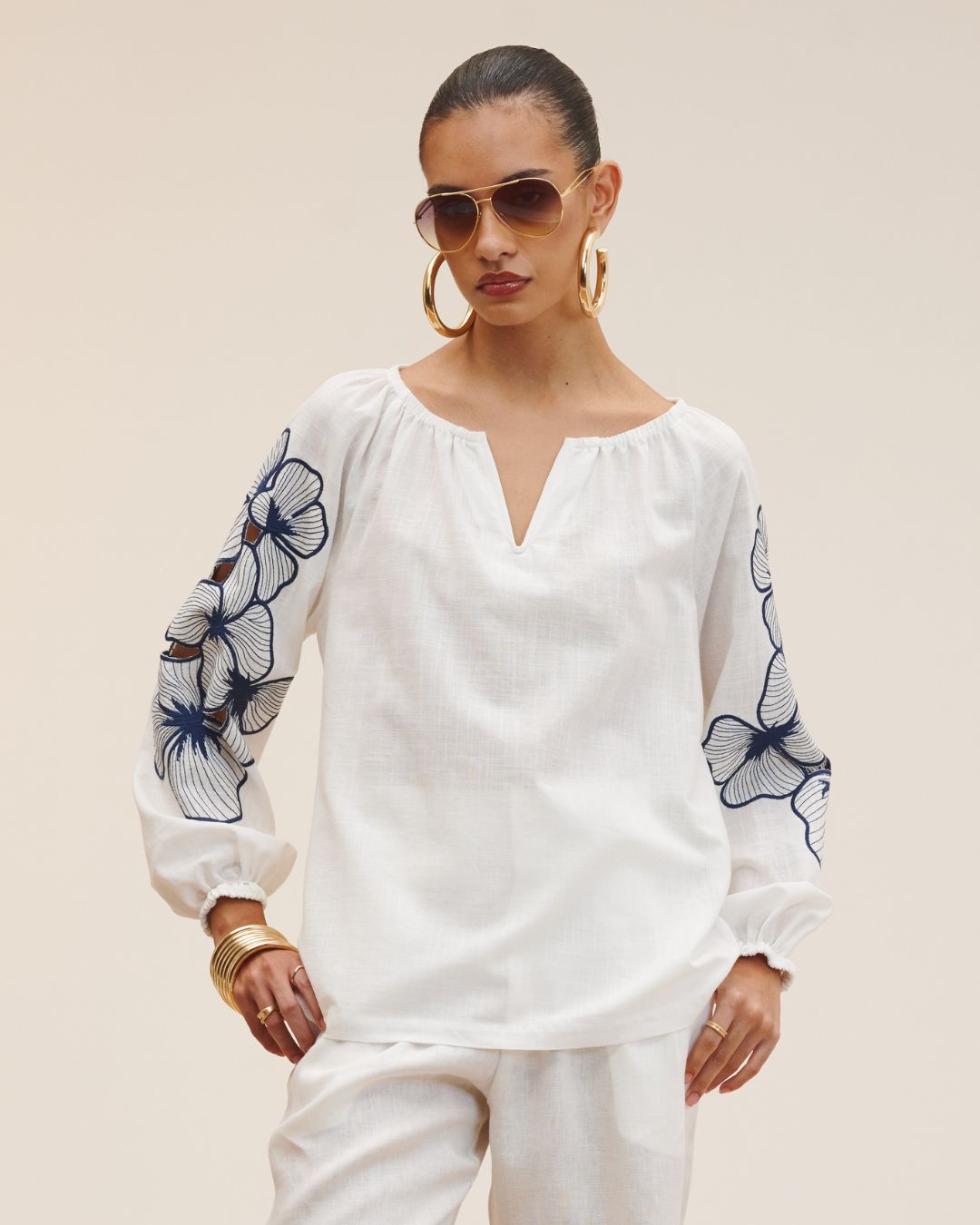 Blusa feminina em linho off white com bordado localizado