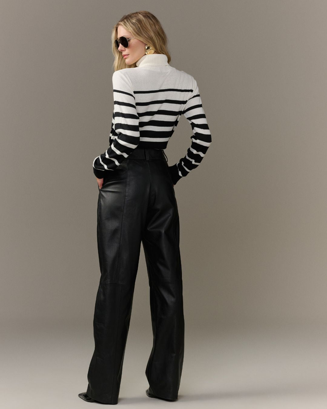 Calça de couro feminina preta com modelagem reta e recortes nas pernas AMMIS