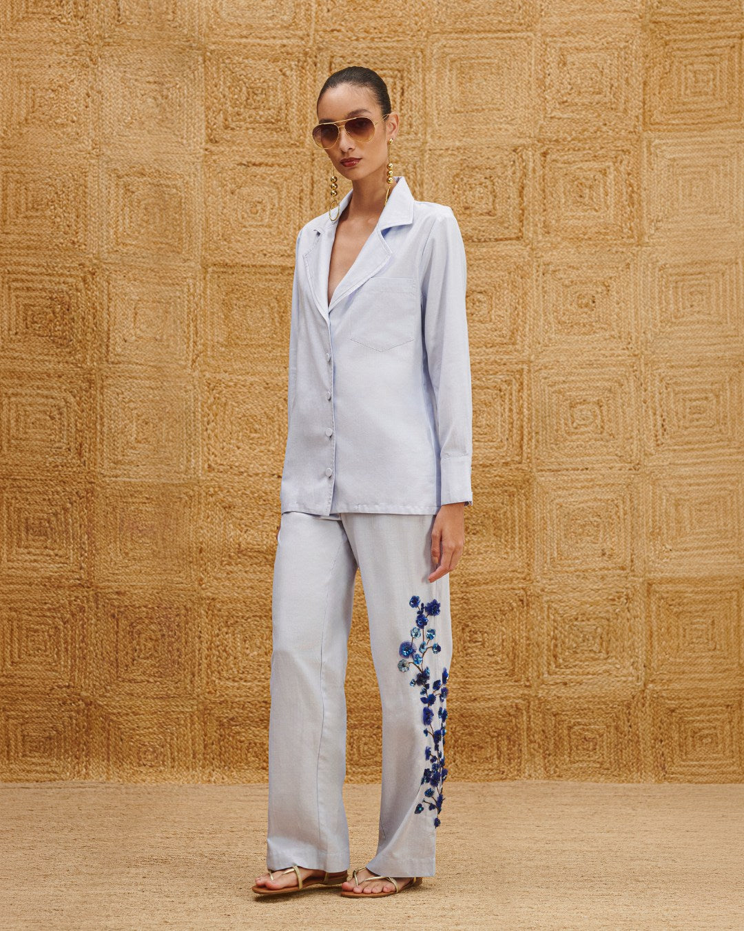 Calça de tricoline listrada com bordado floral azul feito à mão na lateral AMMIS