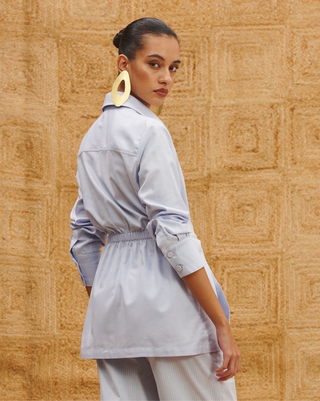 Camisa feminina Ipê lisa na cor azul da AMMIS.
