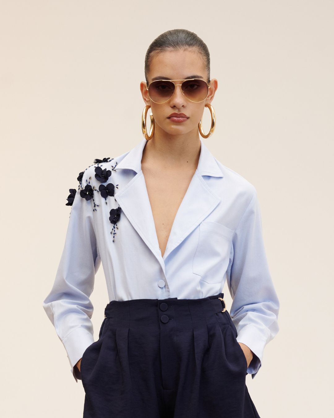 Camisa feminina Ipê azul-marinho com bordado da AMMIS.
