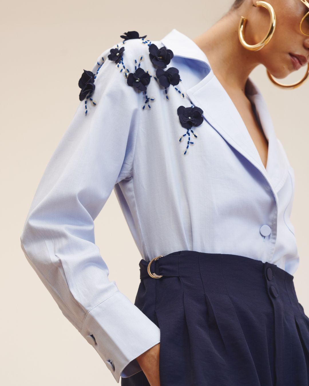 Camisa feminina Ipê azul-marinho com bordado da AMMIS.