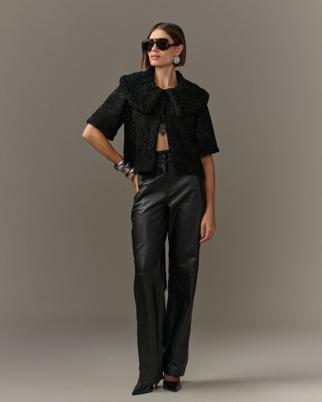 Casaqueto feminino preto de lurex texturizado com gola ampla e mangas curtas AMMIS