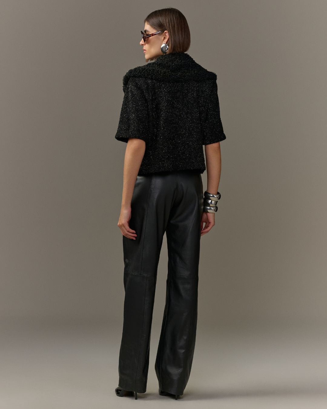 Casaqueto feminino preto de lurex texturizado com gola ampla e mangas curtas AMMIS