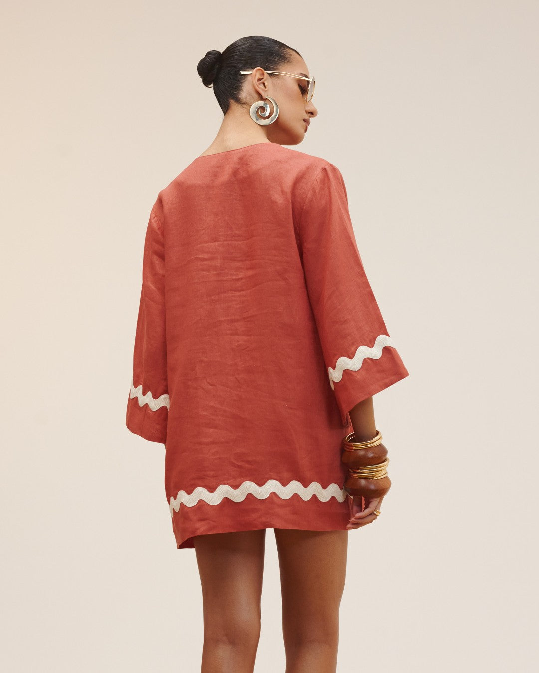 Chemise feminina Caraíva em linho na cor madeira da AMMIS.
