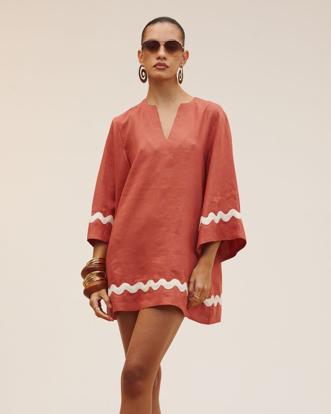 Chemise feminina Caraíva em linho na cor madeira da AMMIS.
