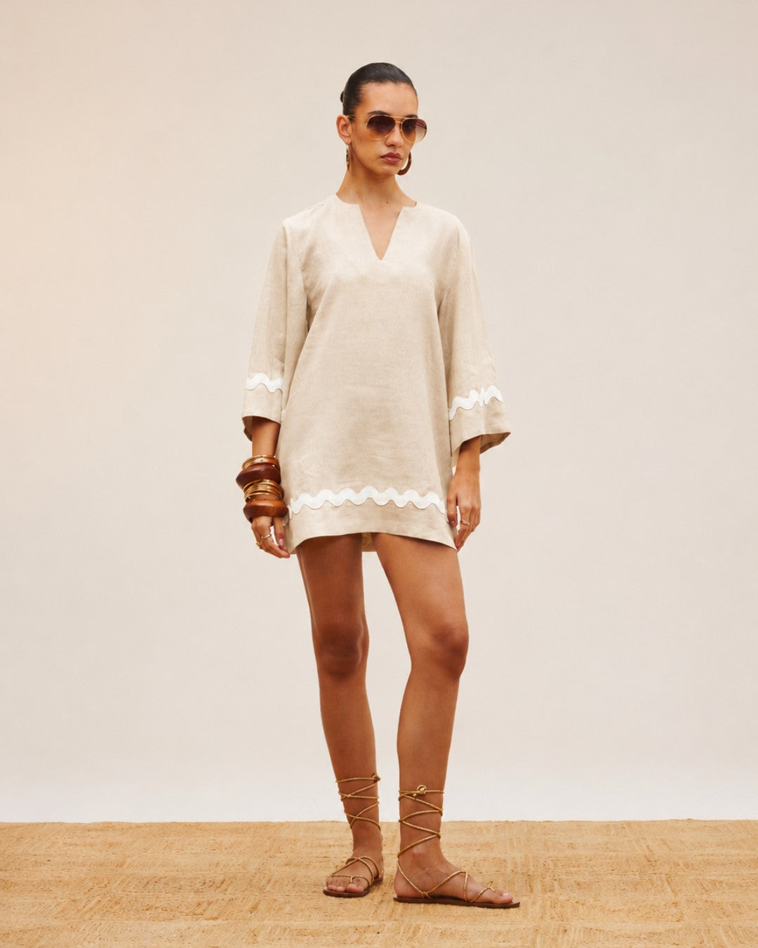 Chemise feminina Caraíva em linho na cor madeira da AMMIS.
