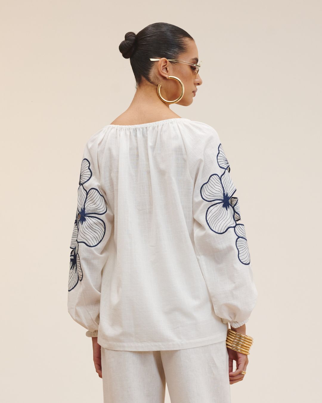 Blusa feminina branca com mangas bordadas e decote V AMMIS