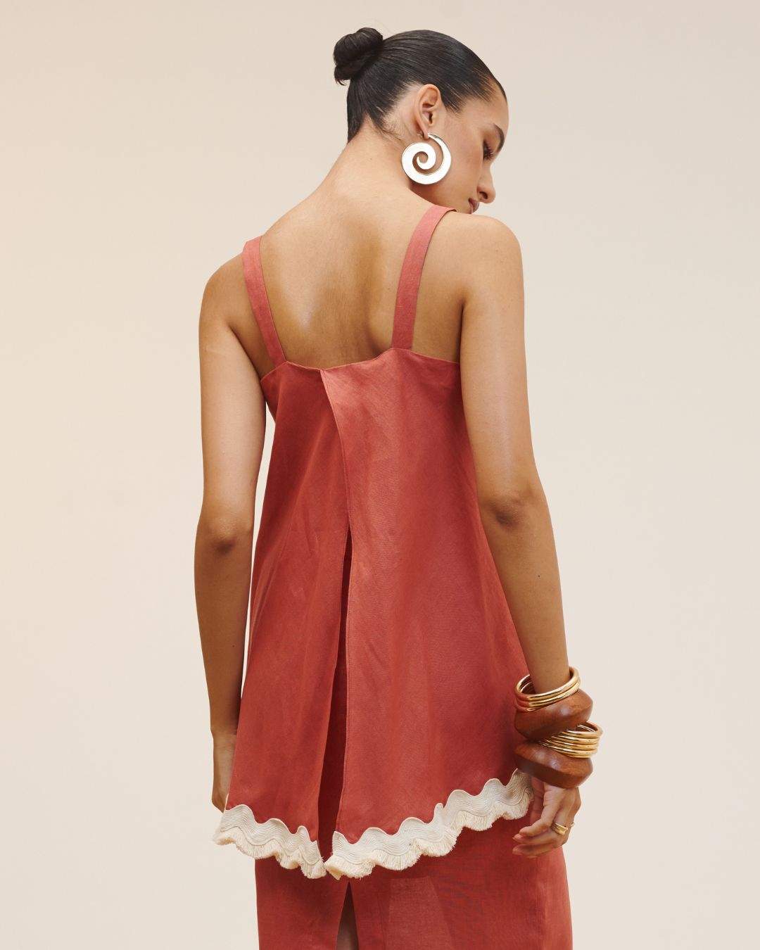 Blusa feminina coral de alças largas com decote reto e detalhe em fibra natural AMMIS