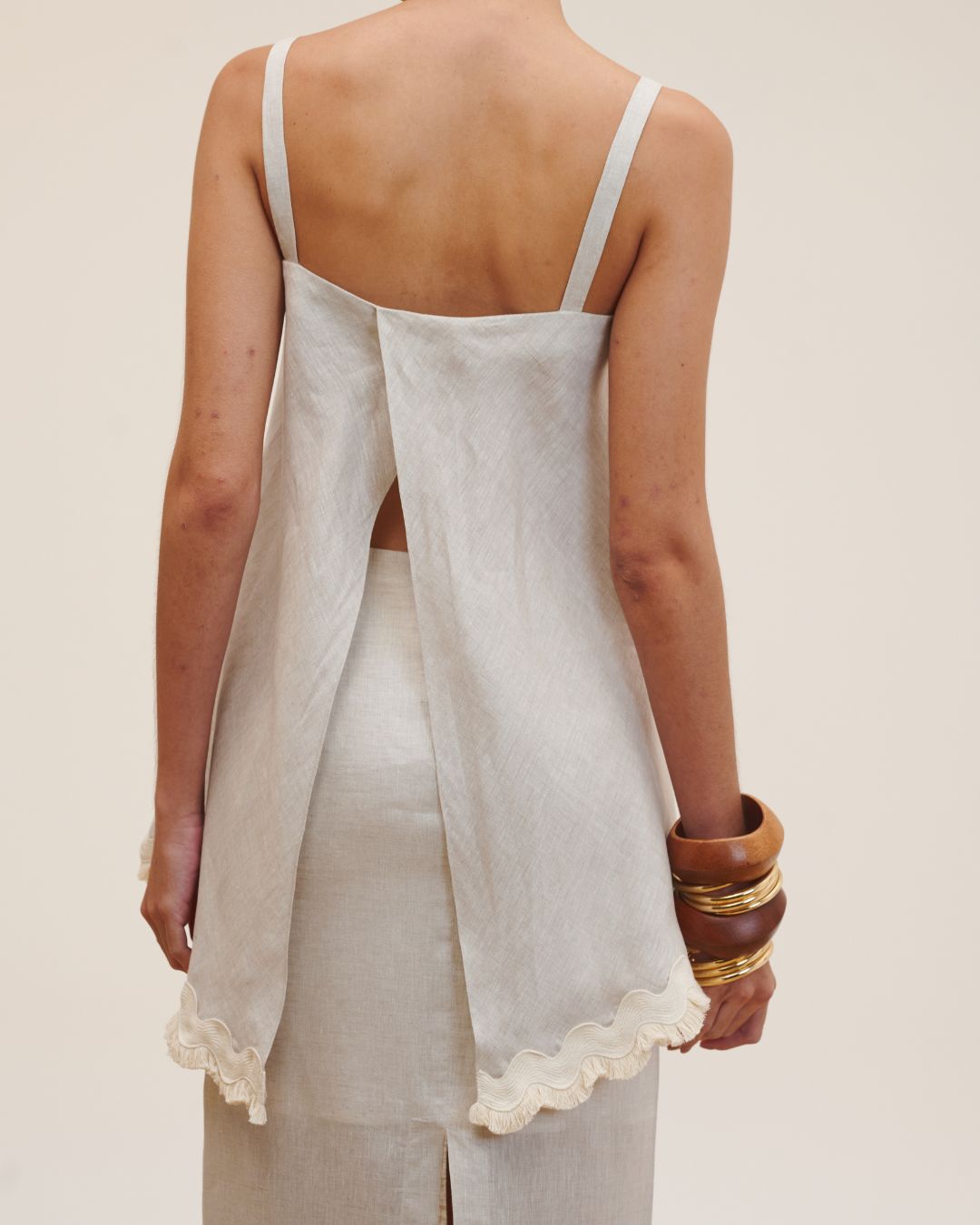 Blusa feminina de alças largas com decote reto e detalhe em fibra natural AMMIS