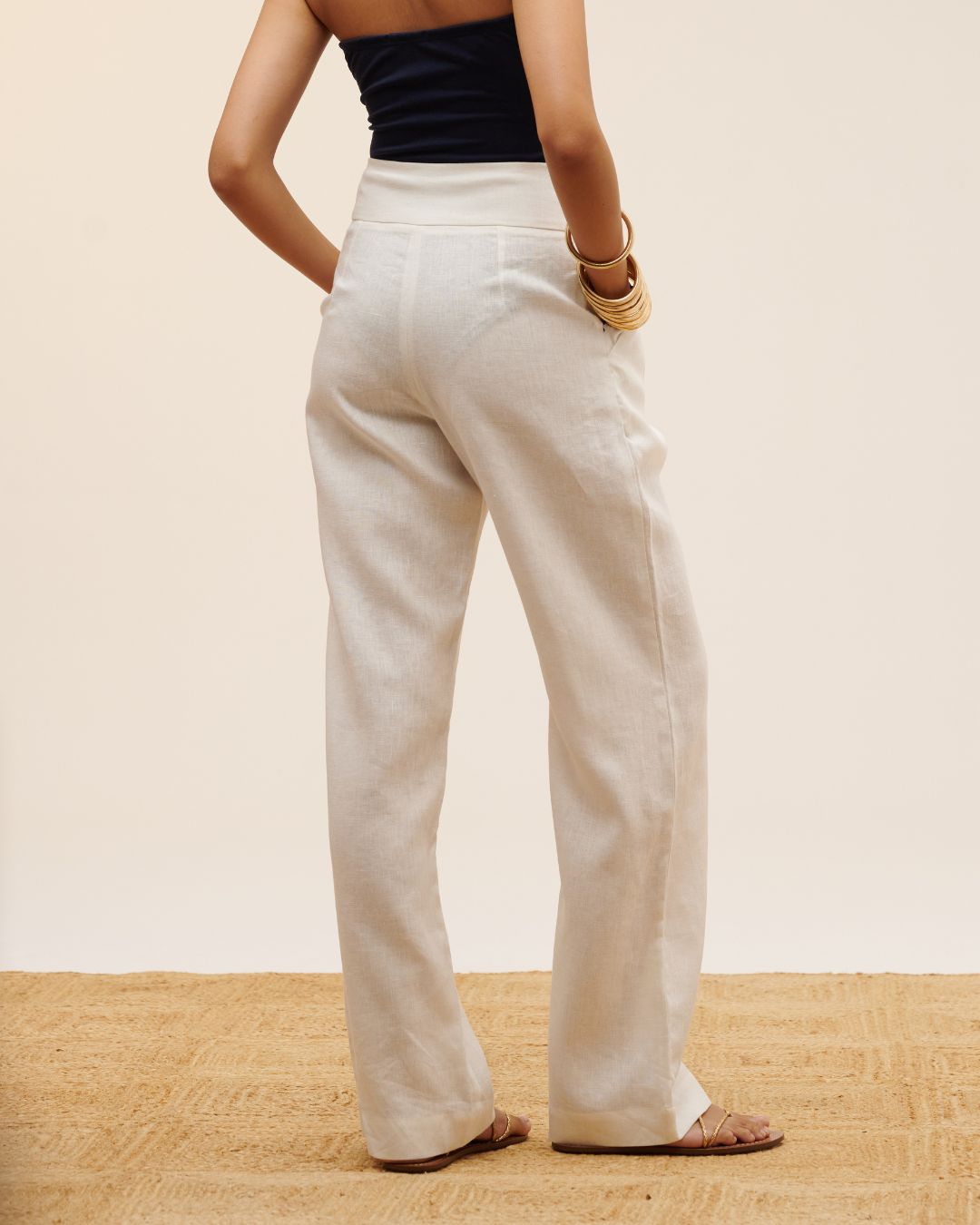 Calça pantalona feminina 100% linho com bordado lateral em contraste AMMIS