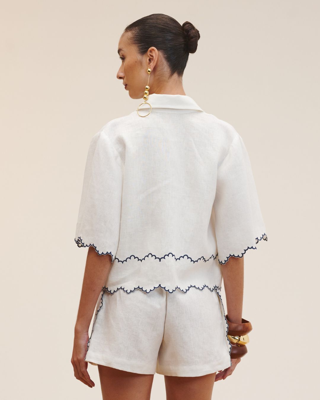 Camisa feminina 100% linho com bordado em contraste e mangas amplas AMMIS