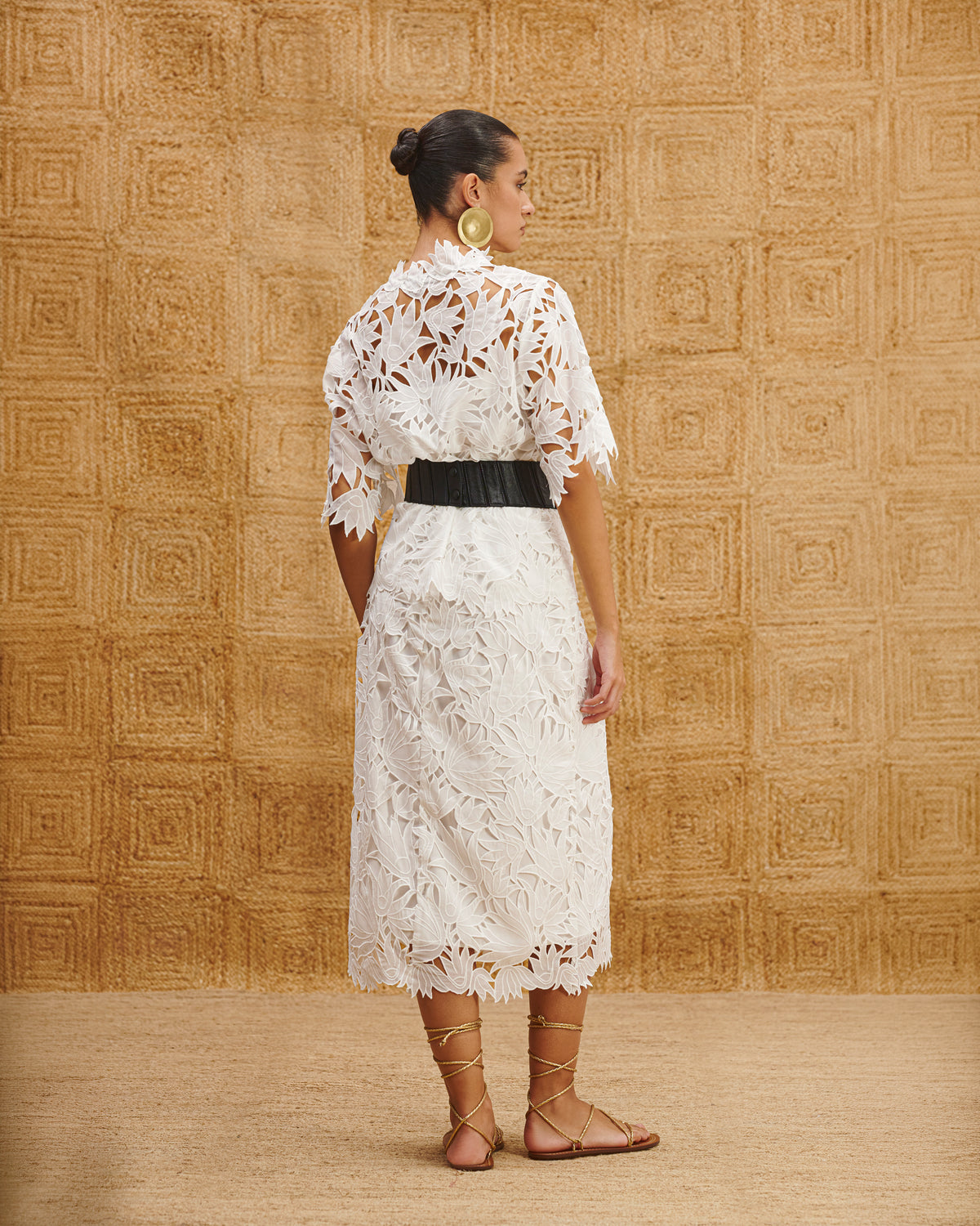 Saia midi feminina em renda floral com barra recortada AMMIS