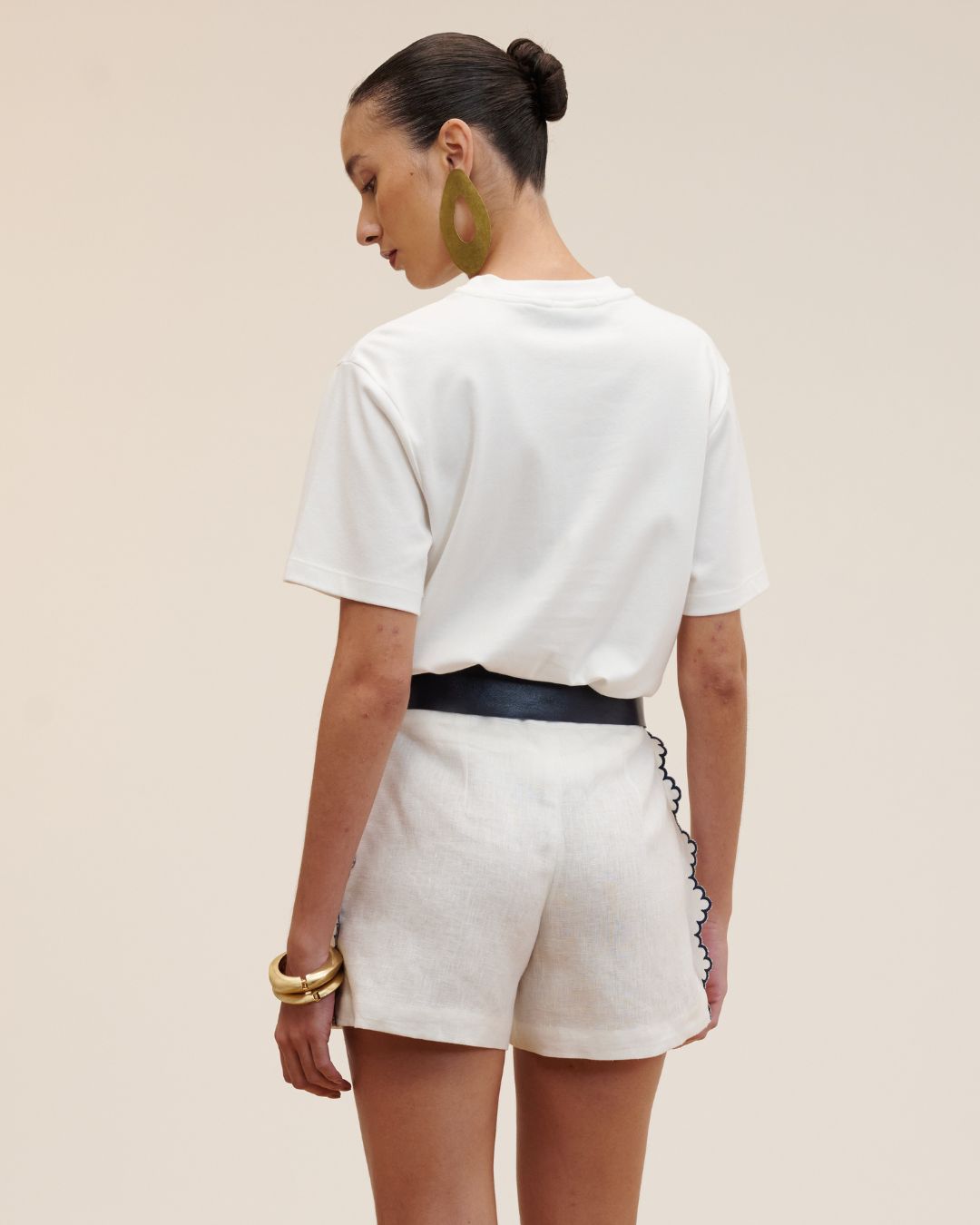 Short feminino 100% linho com cintura alta e bordado lateral AMMIS