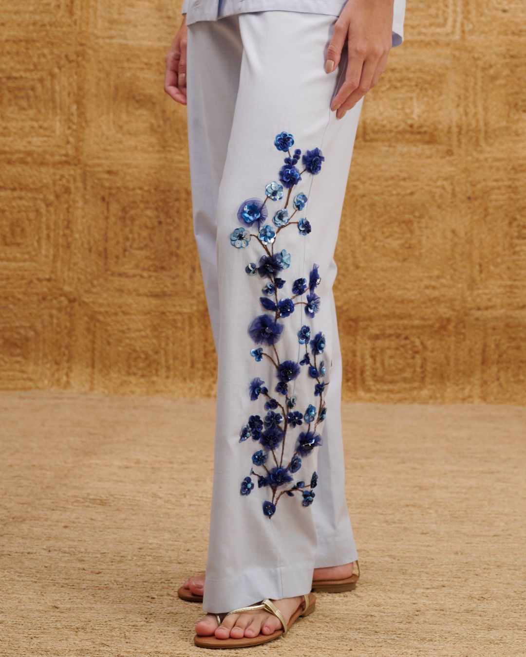Calça feminina Ipê azul-marinho com bordado da AMMIS.