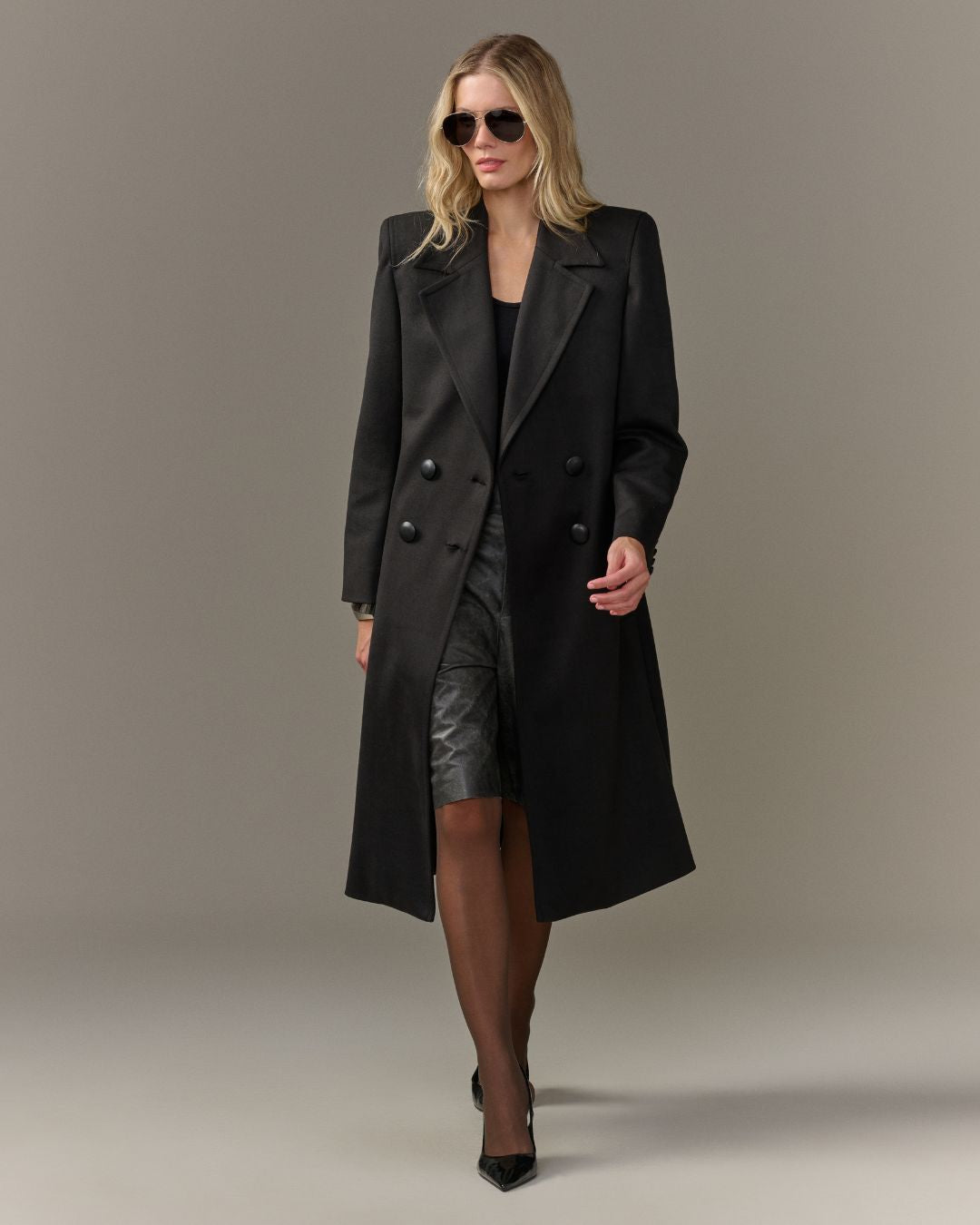 Blazer oversized feminino preto de alfaiataria com fechamento transpassado AMMIS