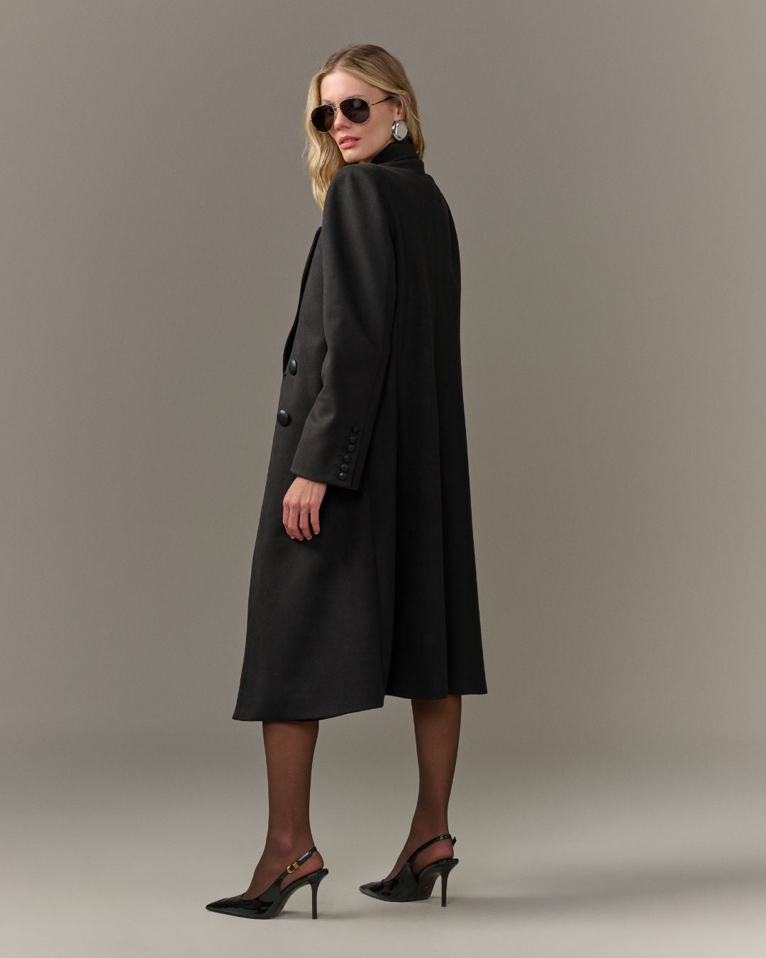 Blazer oversized feminino preto de alfaiataria com fechamento transpassado AMMIS