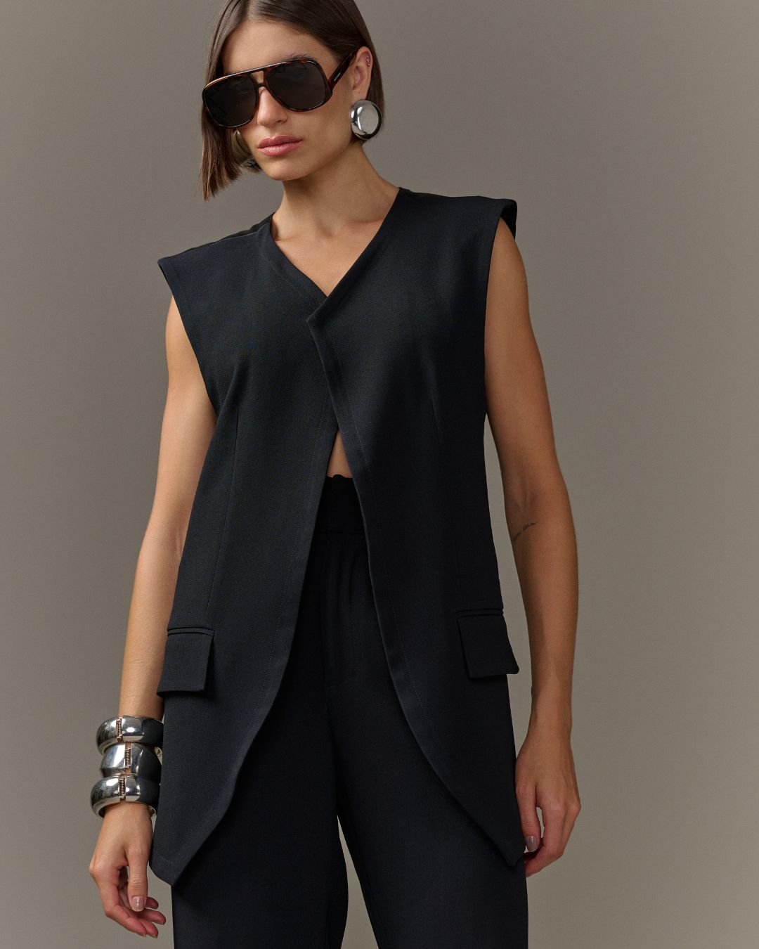 Colete feminino preto de alfaiataria oversized com frente transpassada AMMIS