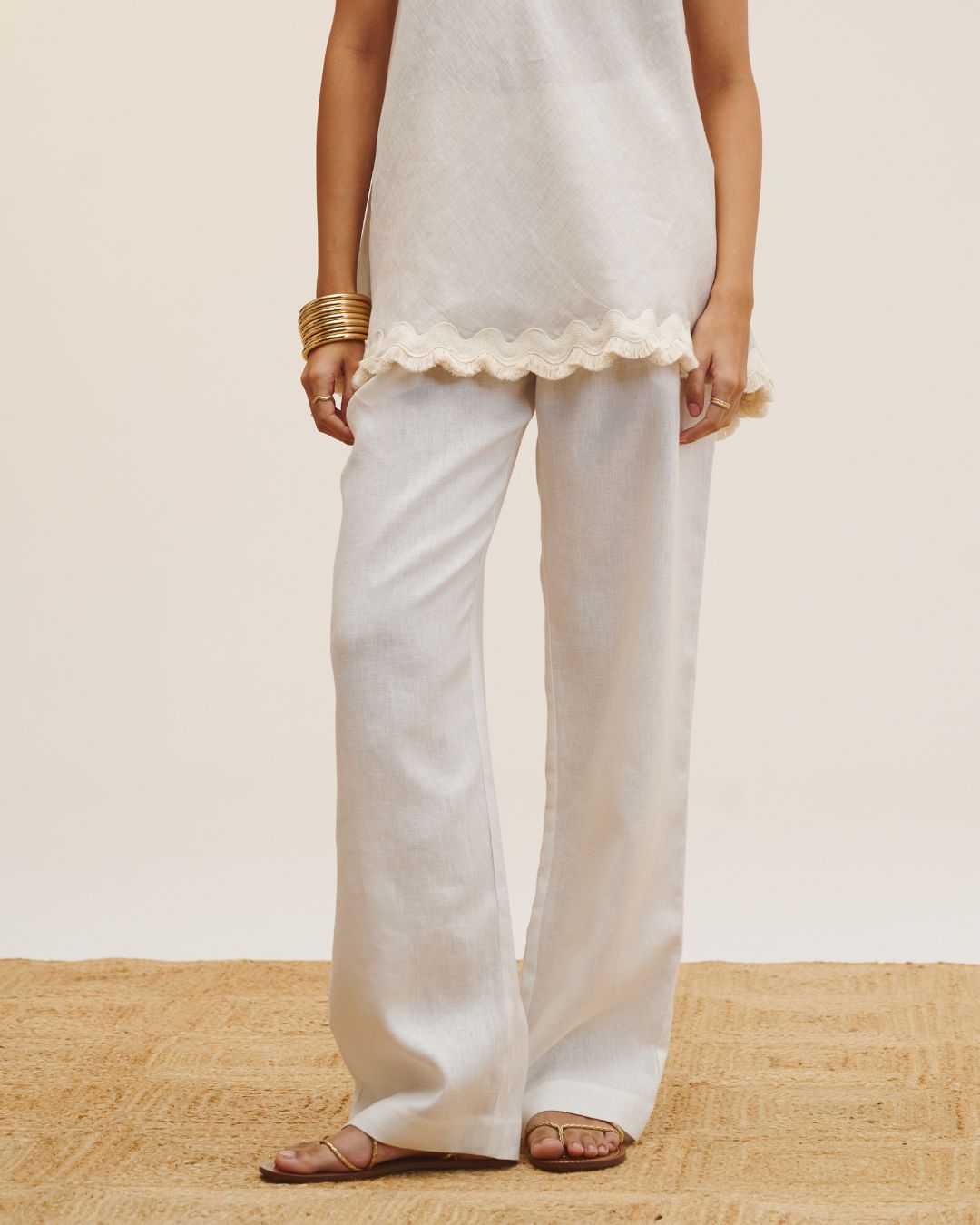 Calça feminina off white 100% linho com modelagem reta e pernas amplas AMMIS