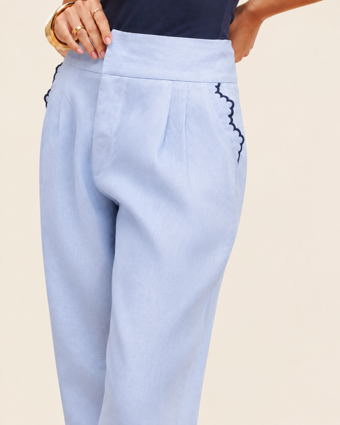Calça pantalona feminina 100% linho com bordado lateral em contraste AMMIS