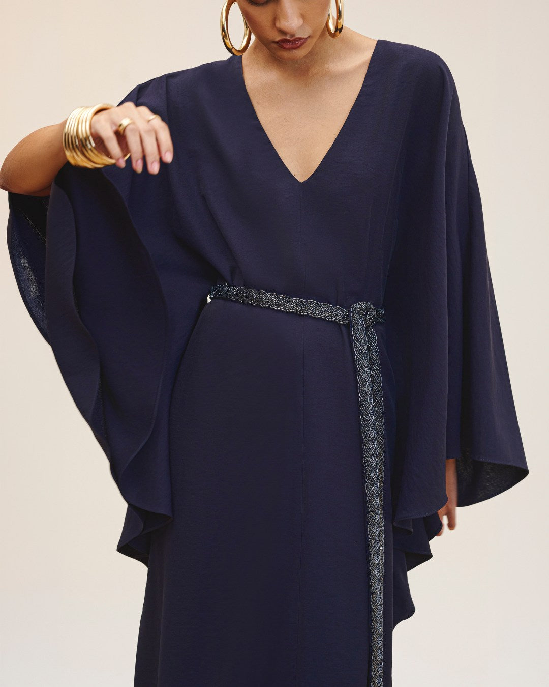 Vestido longo feminino azul marinho com decote em V e mangas amplas AMMIS