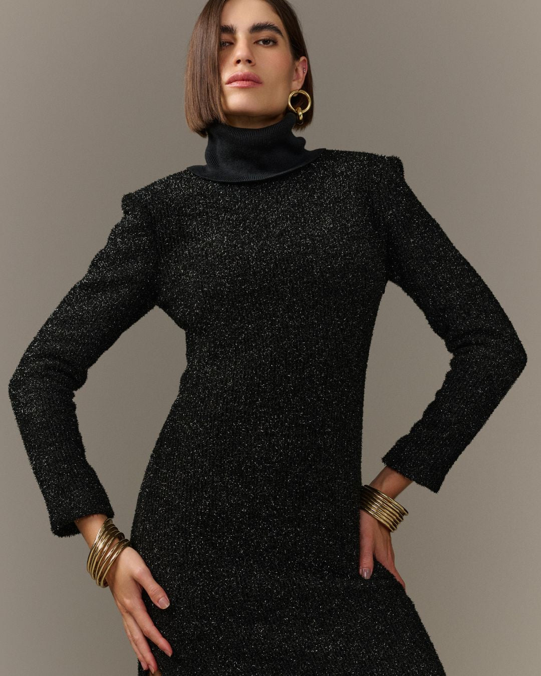 Vestido midi preto de lurex com manga longa, gola alta e fenda lateral AMMIS