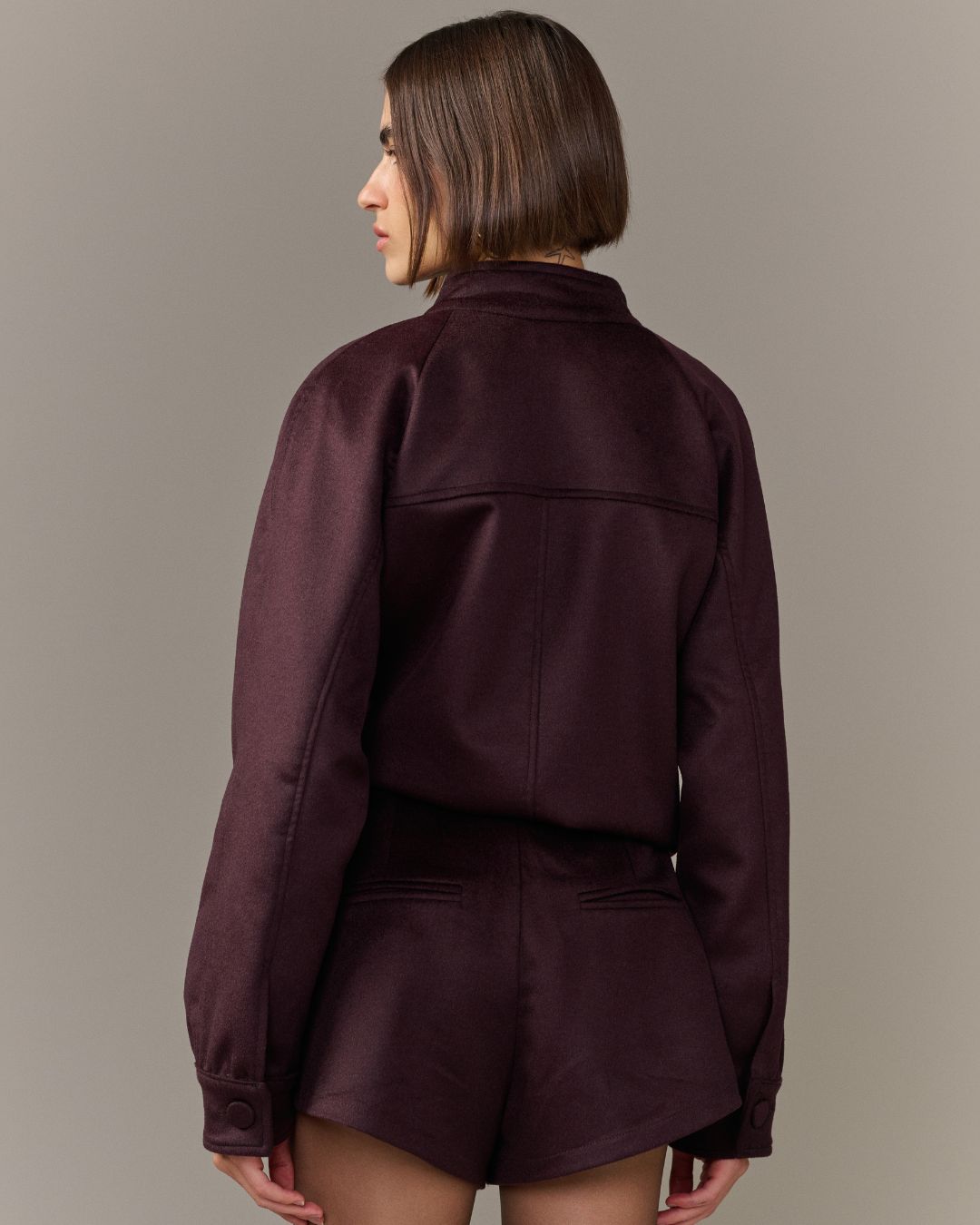 Jaqueta cropped feminina marrom em 100% lã com gola estruturada AMMIS