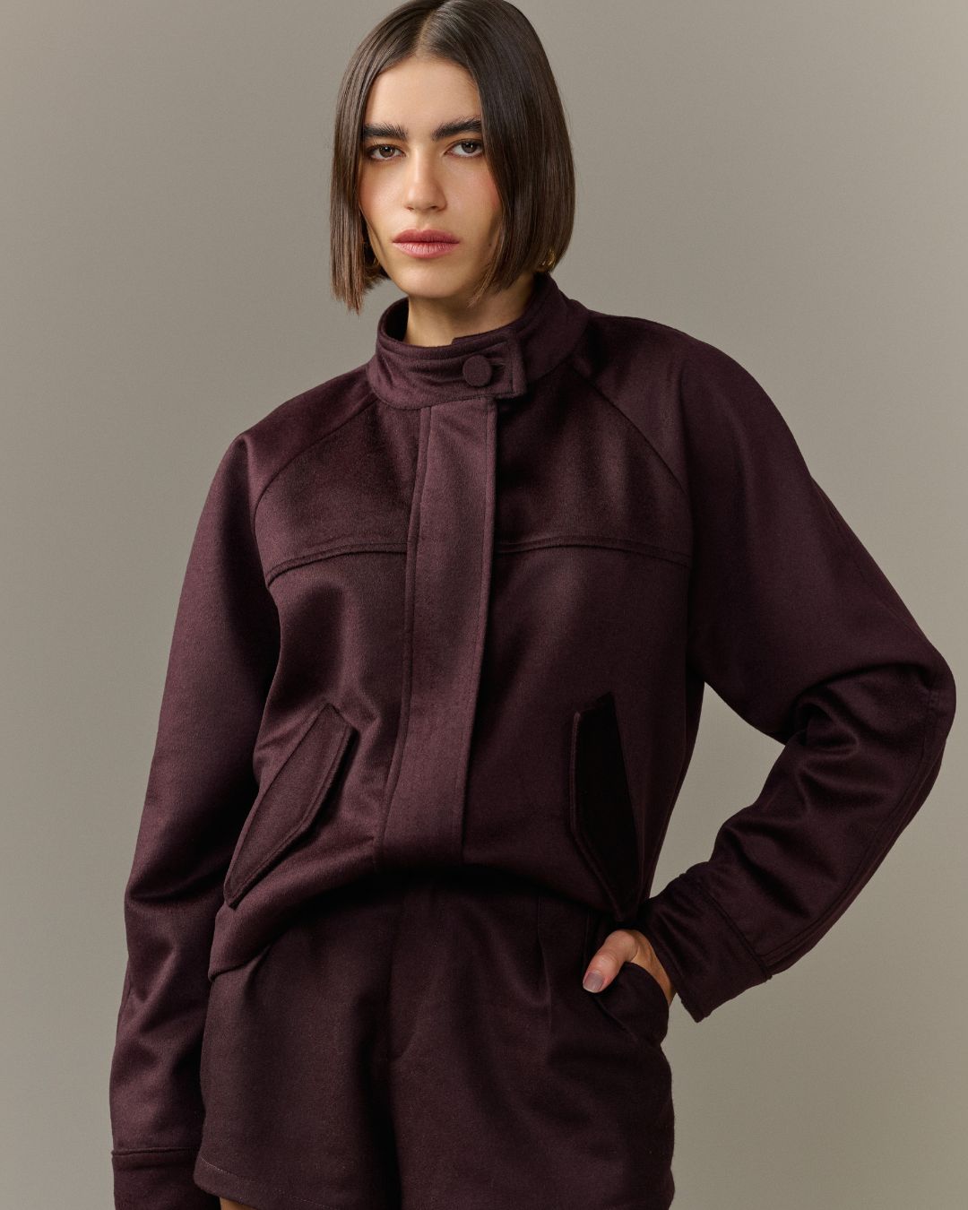 Jaqueta cropped feminina marrom em 100% lã com gola estruturada AMMIS