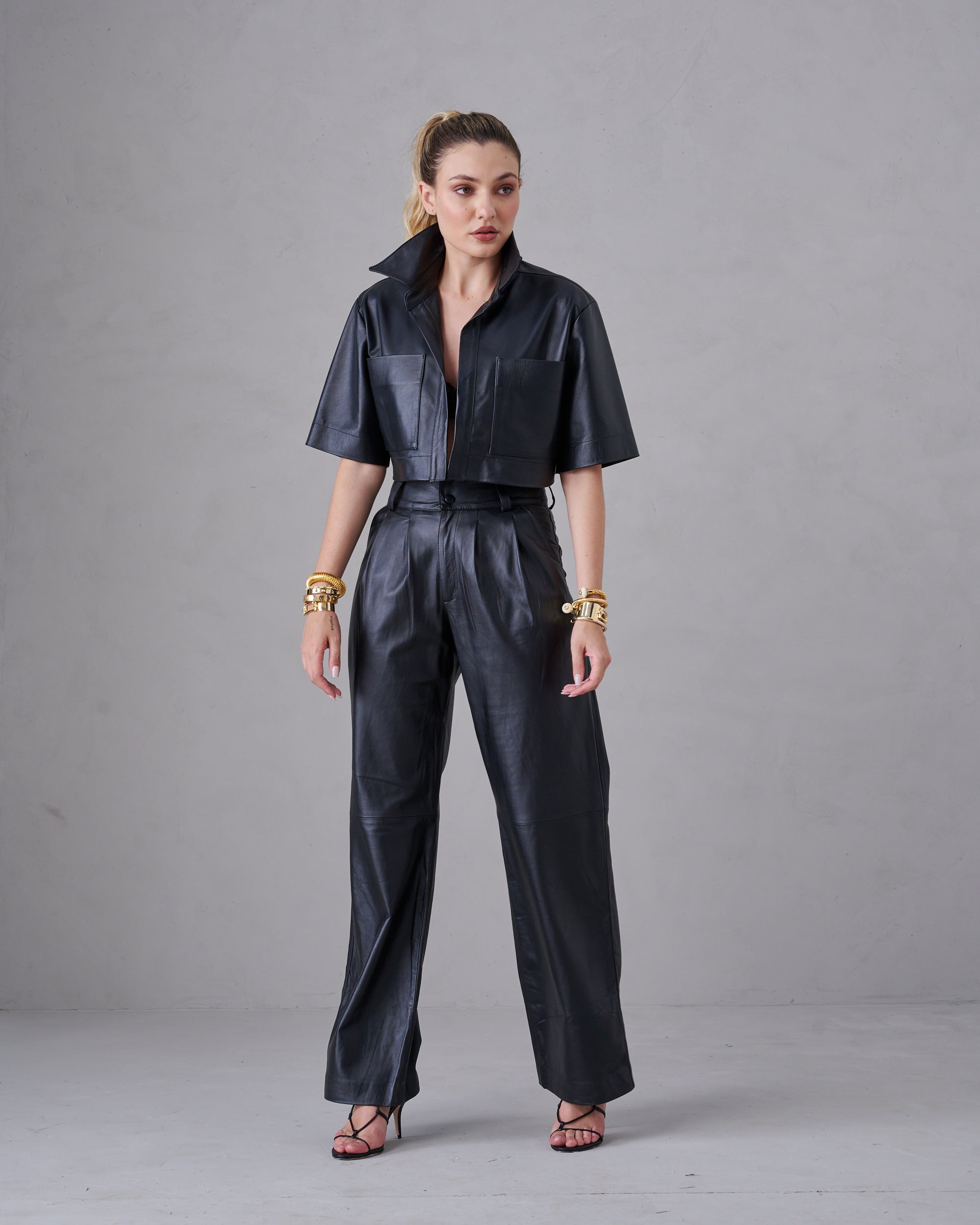 Camisa Lexia Cropped Couro Preto ammis moda