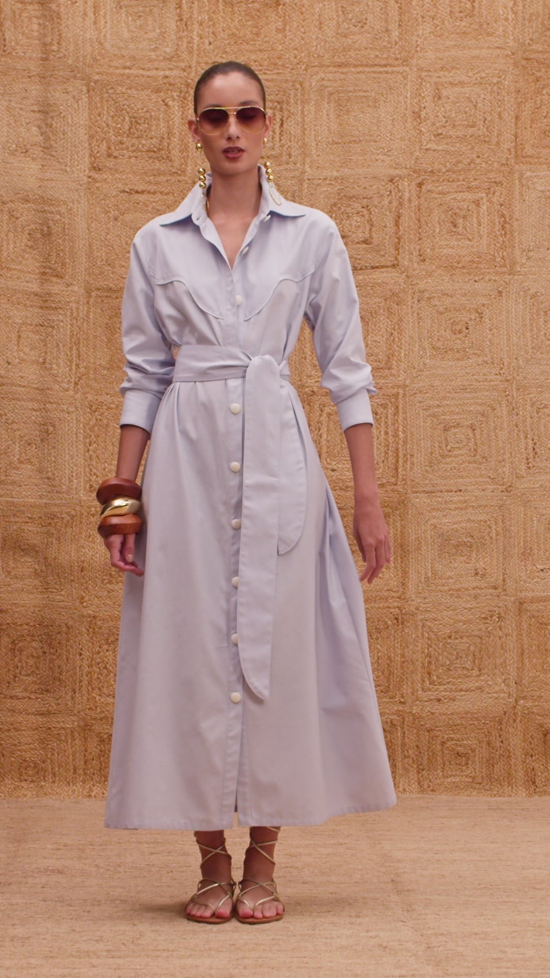 Vestido chemise midi azul claro em algodão com faixa para amarração na cintura AMMIS