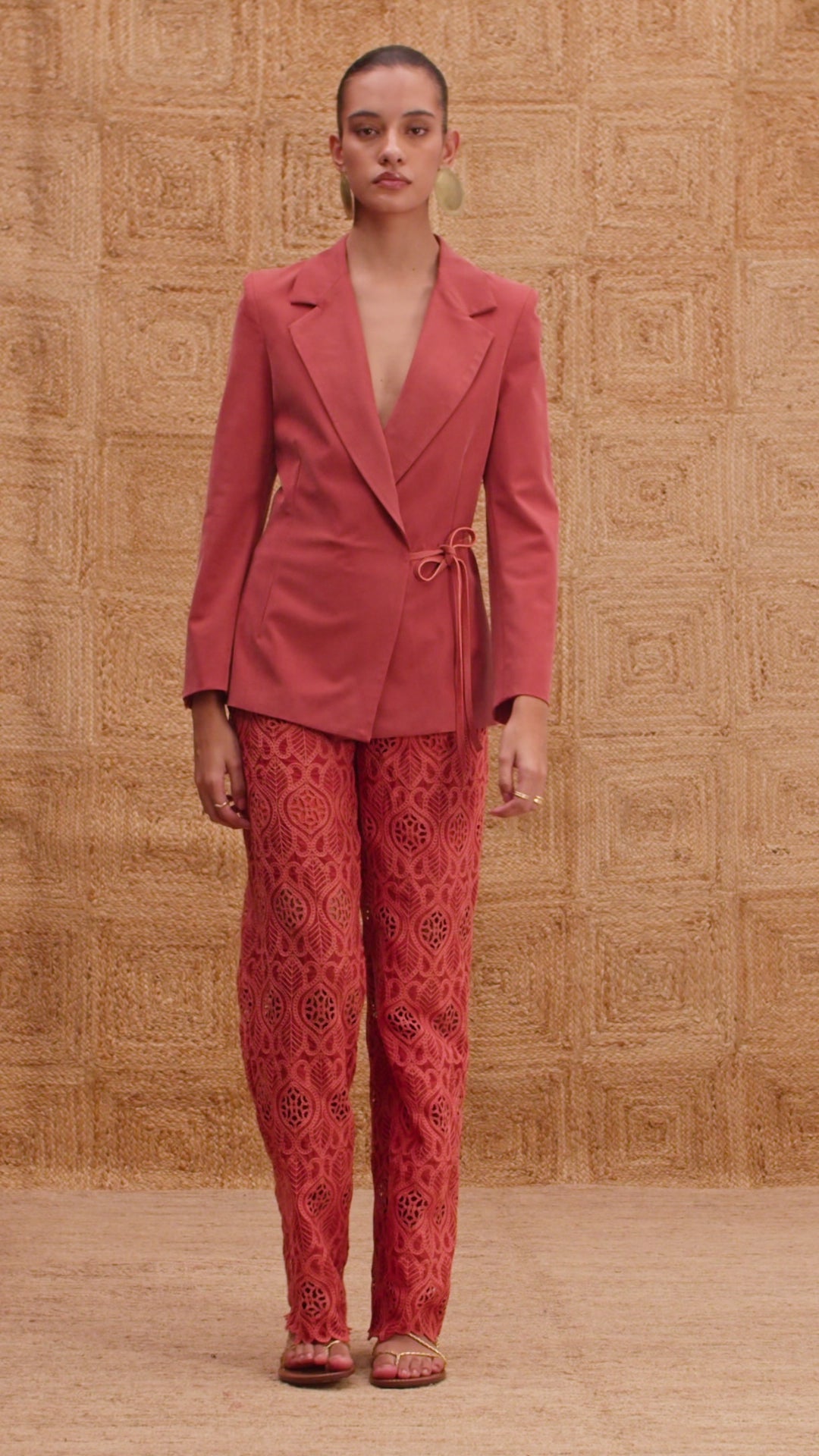 Blazer feminino transpassado com amarração lateral em couro AMMIS