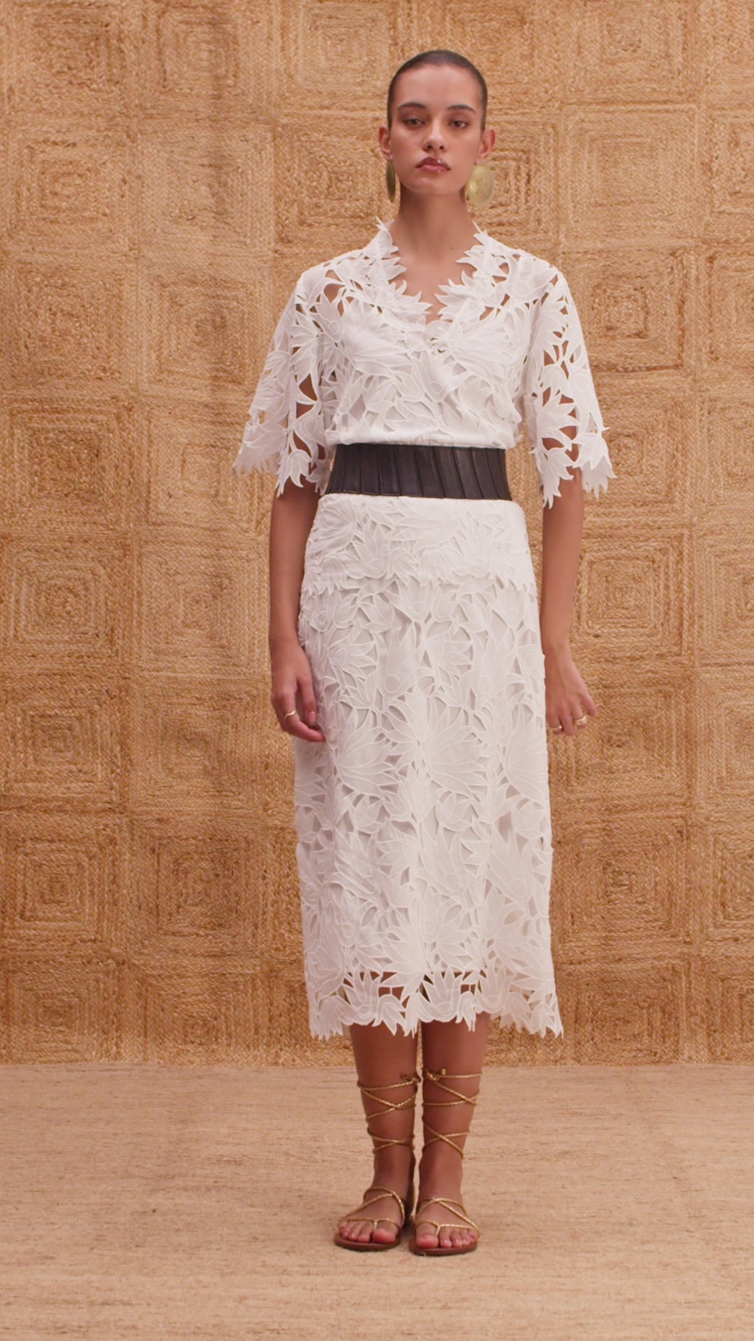 Saia midi feminina em renda floral com barra recortada AMMIS