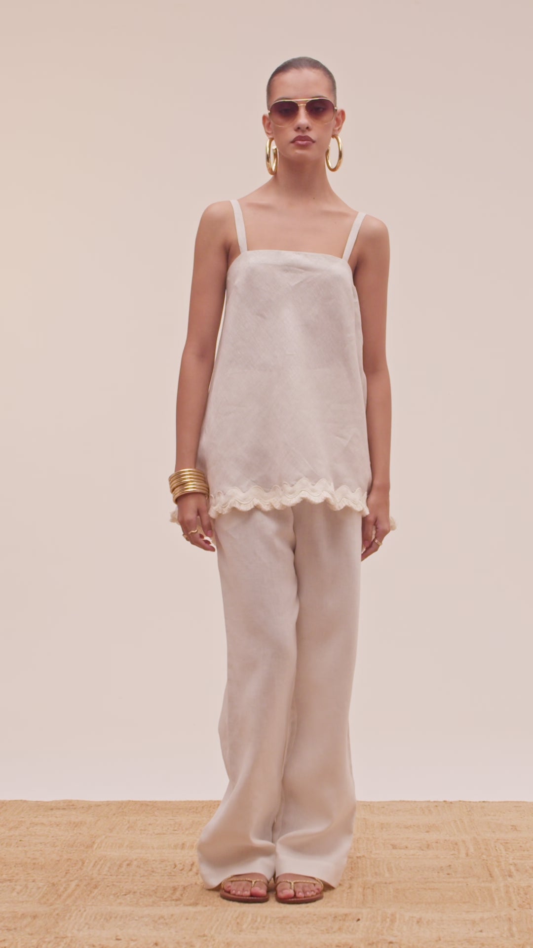 Calça feminina off white 100% linho com modelagem reta e pernas amplas AMMIS