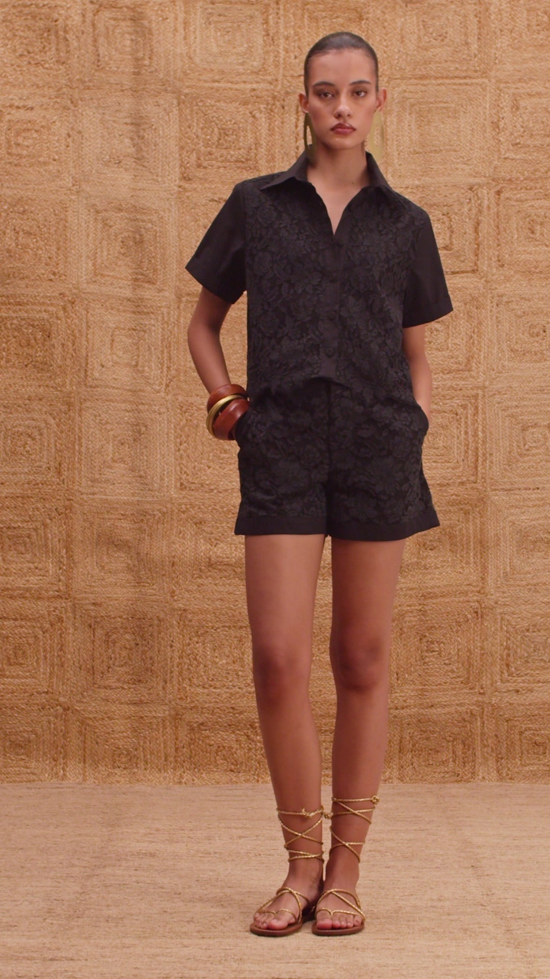 Short feminino de renda com modelagem estruturada e acabamento em tecido liso