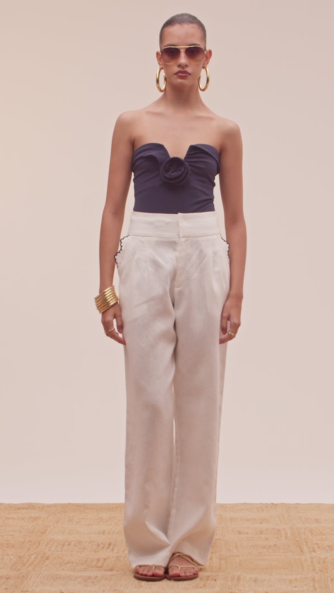 Calça pantalona feminina 100% linho com bordado lateral em contraste AMMIS