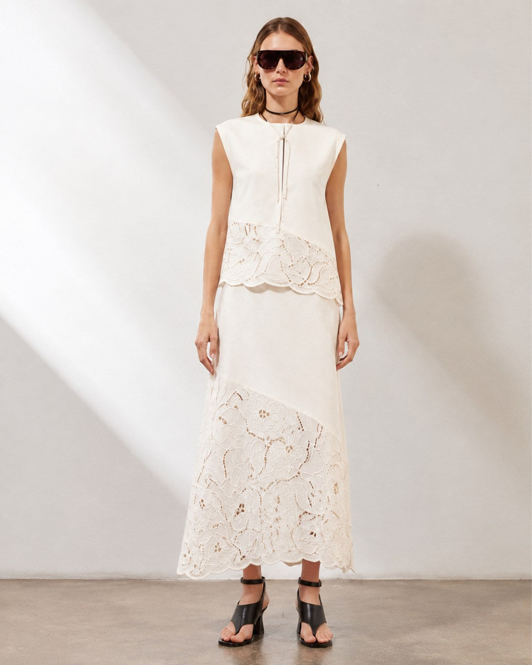 Saia midi feminina off white com recorte diagonal e renda vazada da AMMIS