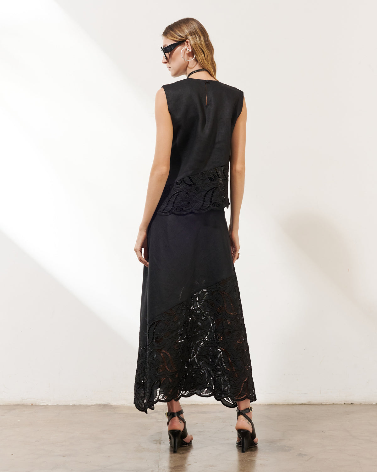 Saia midi feminina off white com recorte diagonal e renda vazada da AMMIS