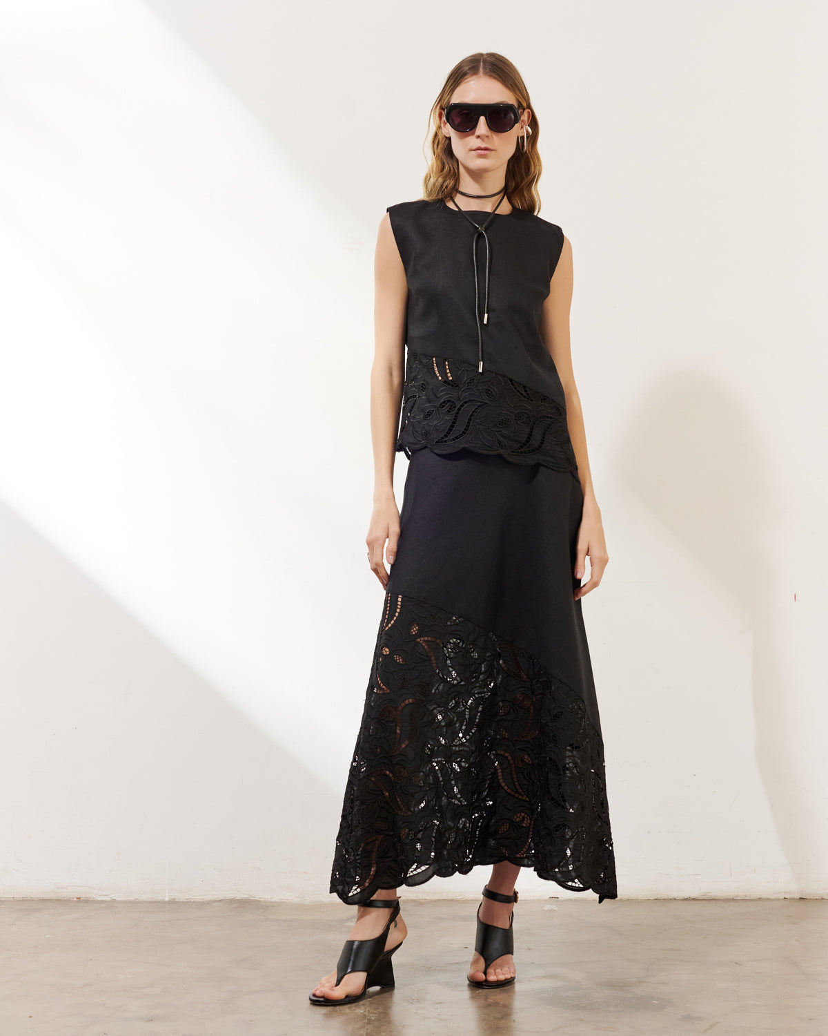 Saia midi feminina off white com recorte diagonal e renda vazada da AMMIS
