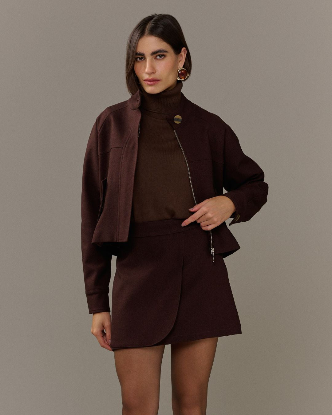 Saia curta marrom de alfaiataria com efeito transpassado frontal AMMIS