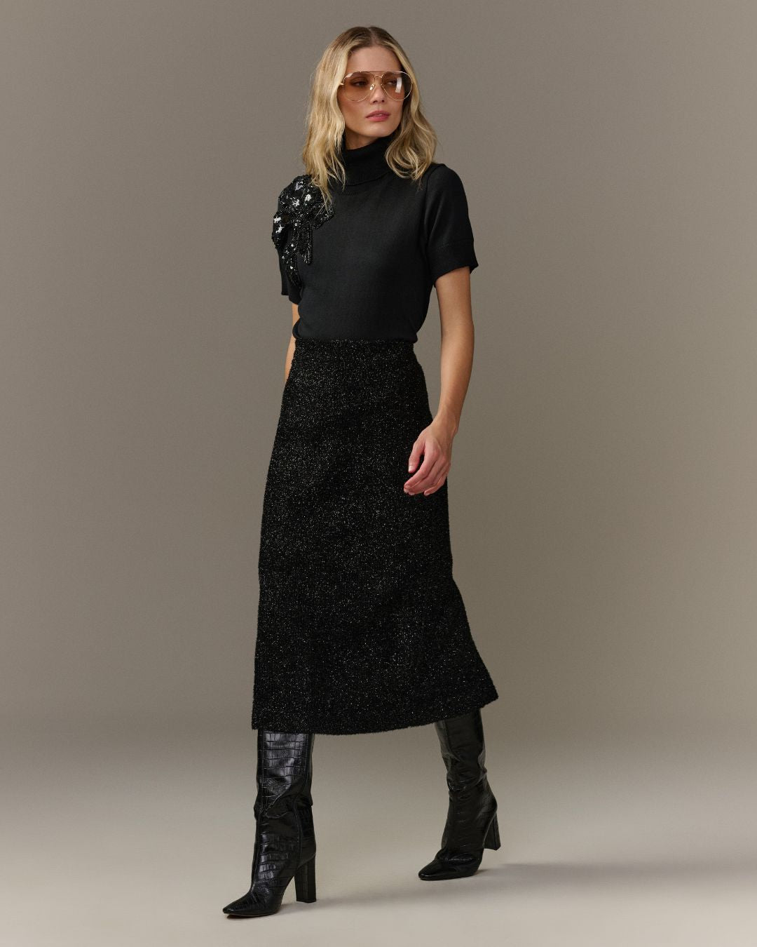 Saia midi feminina preta de lurex com textura brilhante AMMIS