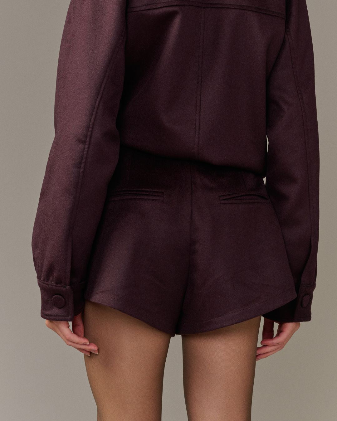 Short feminino marrom em lã batida com pregas frontais AMMIS