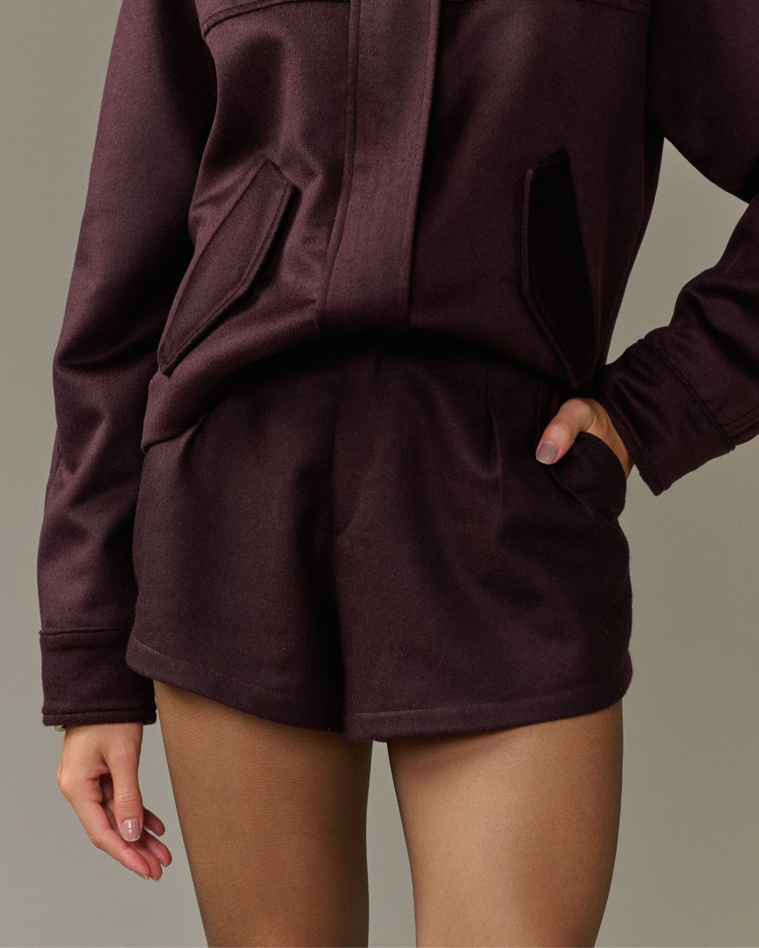 Short feminino marrom em lã batida com pregas frontais AMMIS