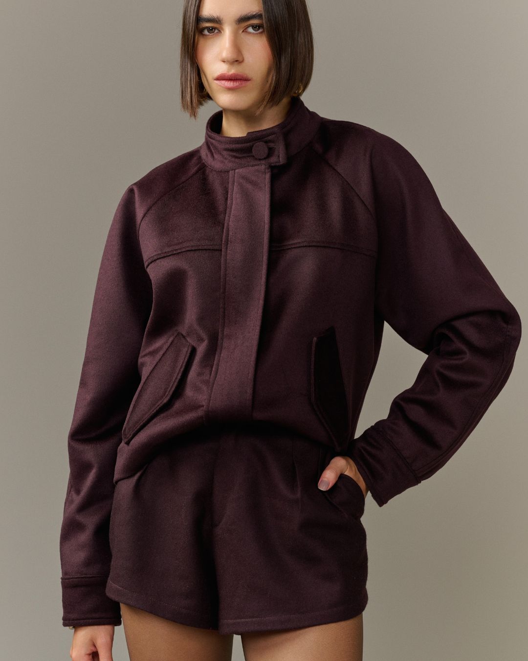Short feminino marrom em lã batida com pregas frontais AMMIS