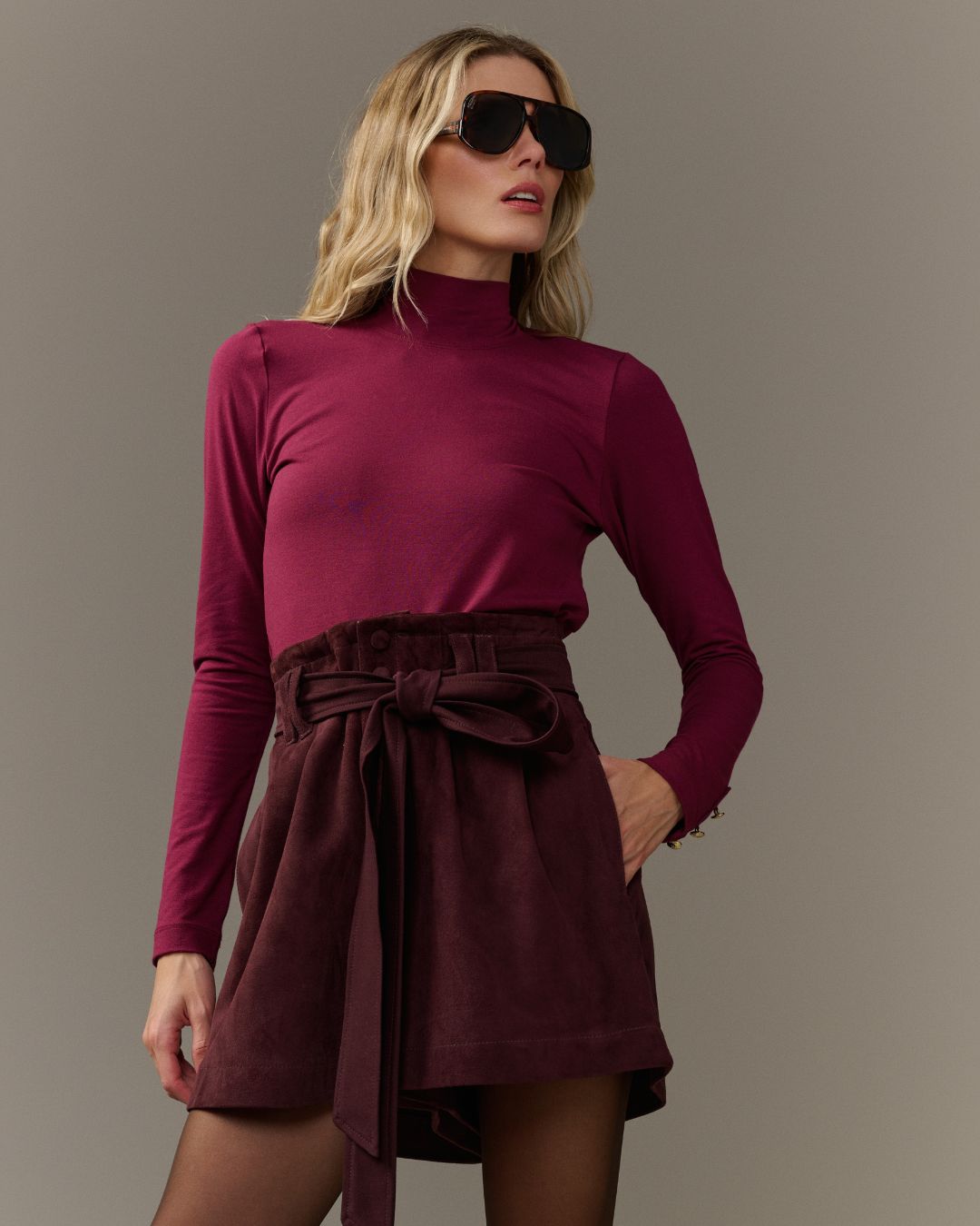 Short clochard feminino em couro chamois com cintura alta e cinto para amarração AMMIS