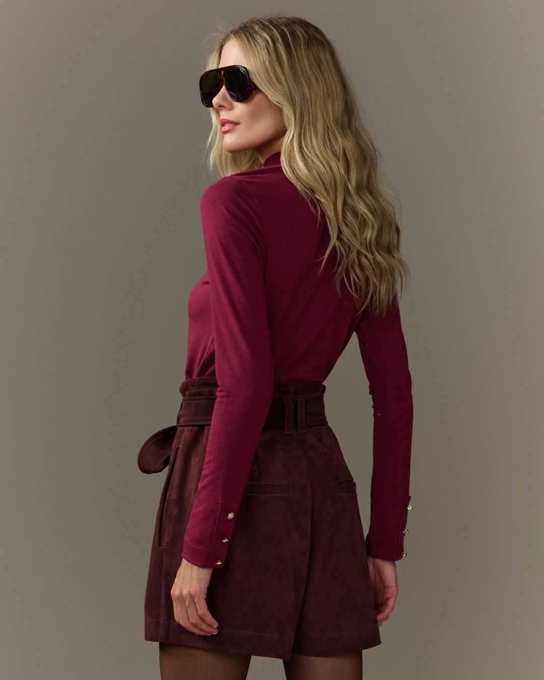 Short clochard feminino em couro chamois com cintura alta e cinto para amarração AMMIS