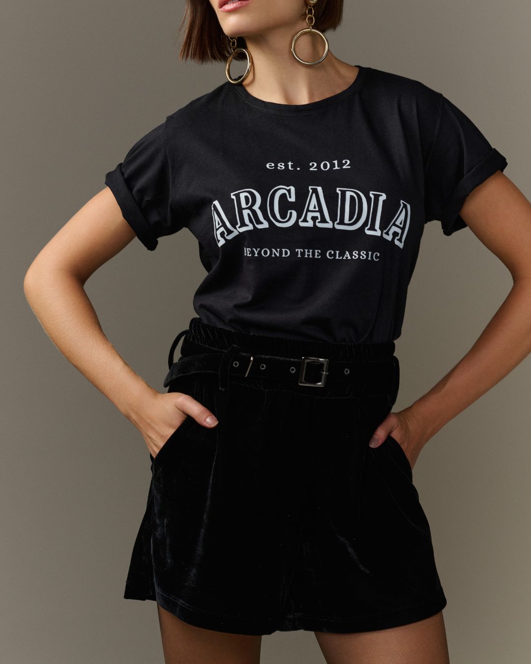 Short feminino preto de veludo com cinto no mesmo tecido AMMIS