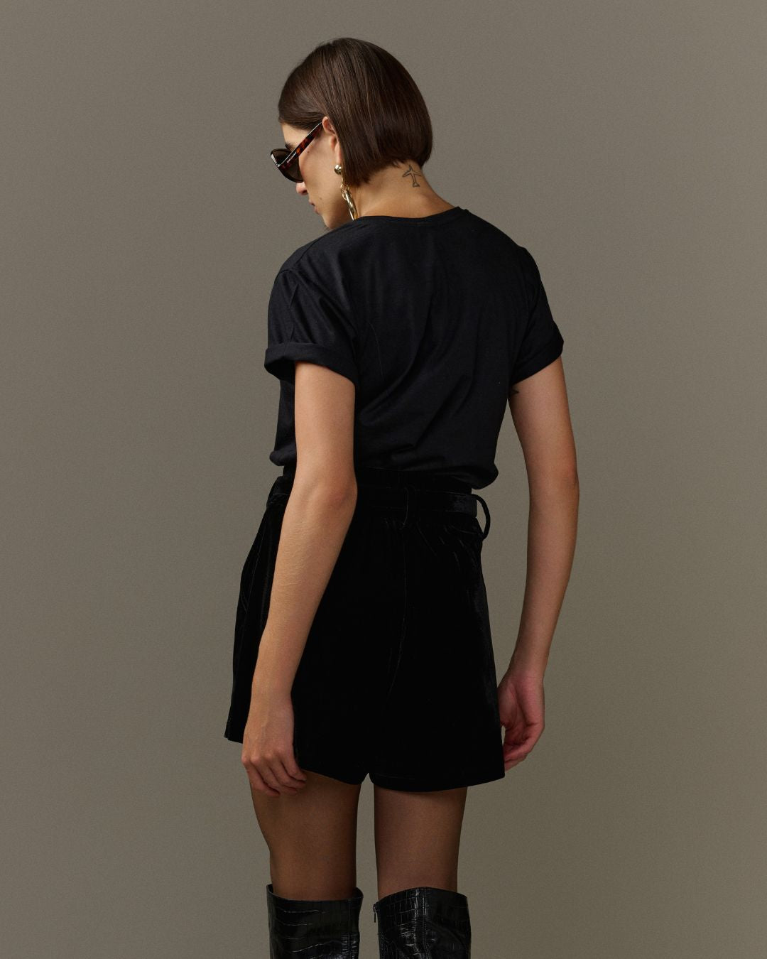 Short feminino preto de veludo com cinto no mesmo tecido AMMIS